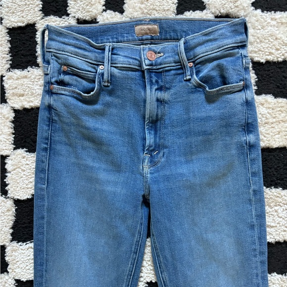 Mother - The Mid Rise Dazzler Ankle Fray Denim Jeans in Riding the Cliffside - Picture 6 of 10